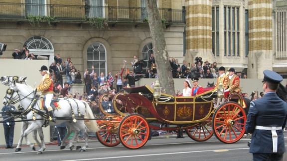 Pinc William in Kate se po poroki peljeta v kočiji v kraljičino rezidenco Backingham
