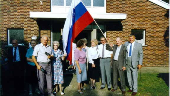 Pokojni Srečko Jereb iz Walesa na slovenskem dnevu 1991 v Bedfordu ponosno vihra slovensko zastavo