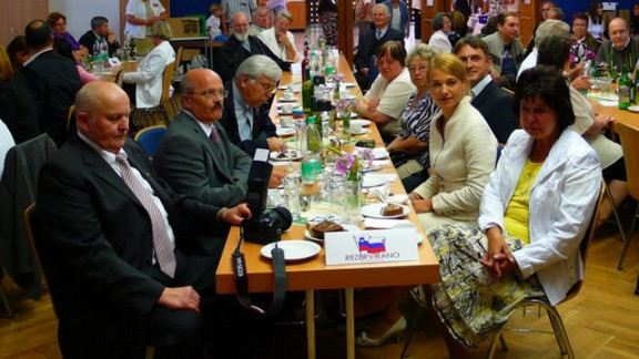 Gostje na binkoštnem srečanju v Essnu 2011: drugi z leve Matjaž Pen, druga z desne Mojca Kucler Dolinar