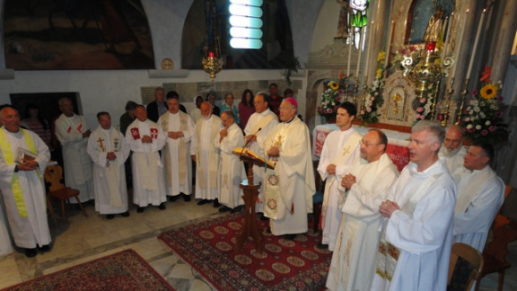 Nadškof Stres in somaševalci ob 23. Romanju treh Slovenij na Svete Višarje