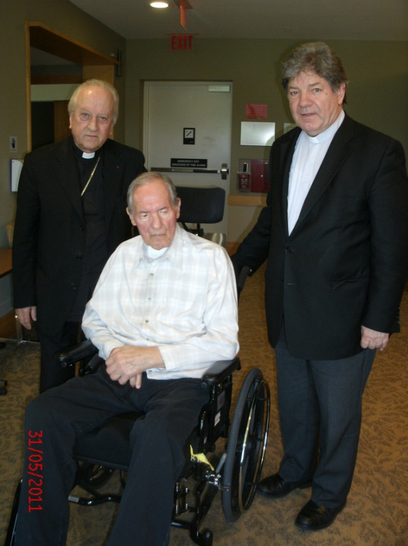 Kardinal Franc Rode in župnik pri Brezmadežni v Torontu Valentin Batič na obisku pri kardinalu Ambrožiču maja 2011
