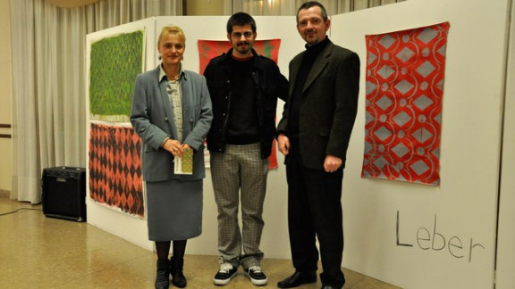 Umetnik Daniel Leber, med veleposlanikom Mencinom in njegovo soprogo gospo Darjo