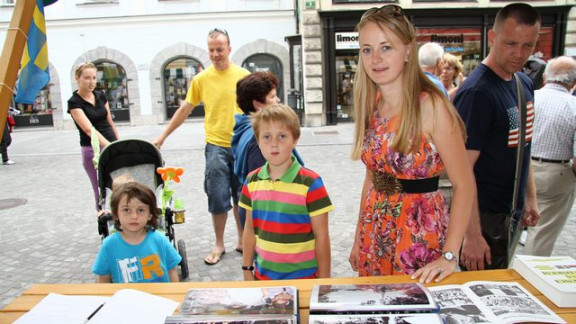 Dobrodošli doma 2011, obisk mlade družinice iz Stockholma štanta SKM v Ljubljani