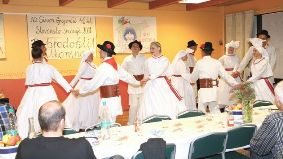 Folklorna skupina predstavlja belokranjske plese iz Köpinga