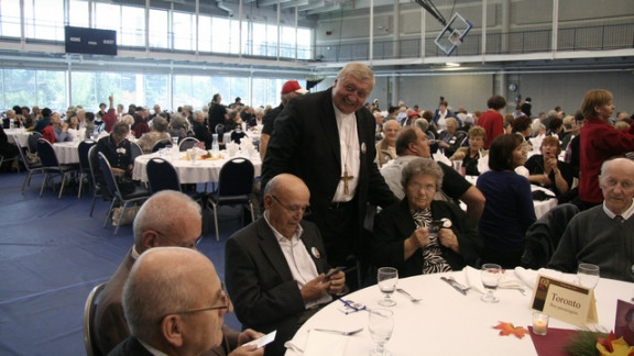 Nadškof Uran med romarji iz Toronta pri večerji, Baragovi dnevi 2011