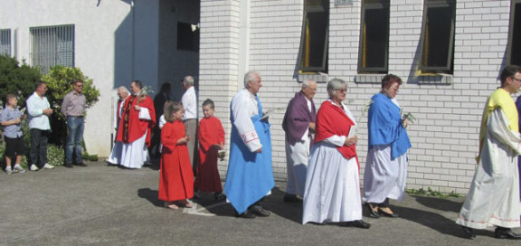V procesiji so šli v cerkev tudi bralci pasijona