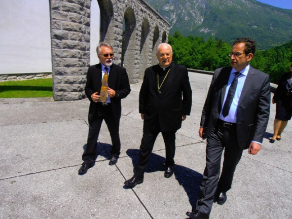 Kardinal Sodano, minister Turk in vodja urada za verske skupnosti ob ogledu kobariške kostnice.