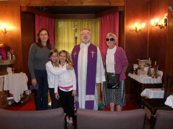Metka Kogoj z vnukinjo Ester in pravnukinjama Leo in Tinkaro po maši v kapeli Našega doma na dan pogreba pok. Marte Sekolec