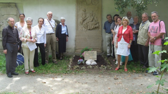Zbrani ob grobu dr. Starovašnika v Freiburgu