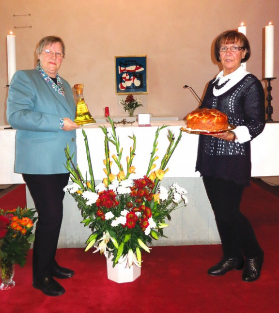 Ivanka in Marjeta sta pripravili darova kruha in vina v zahvalo v Malmö