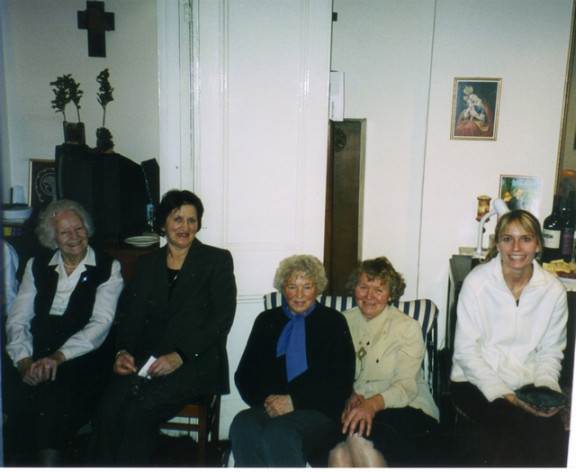 Elizabeta Pleničar (tretja z leve, sedeča) je obhajala letos 27. 11. svojo 90-letnico