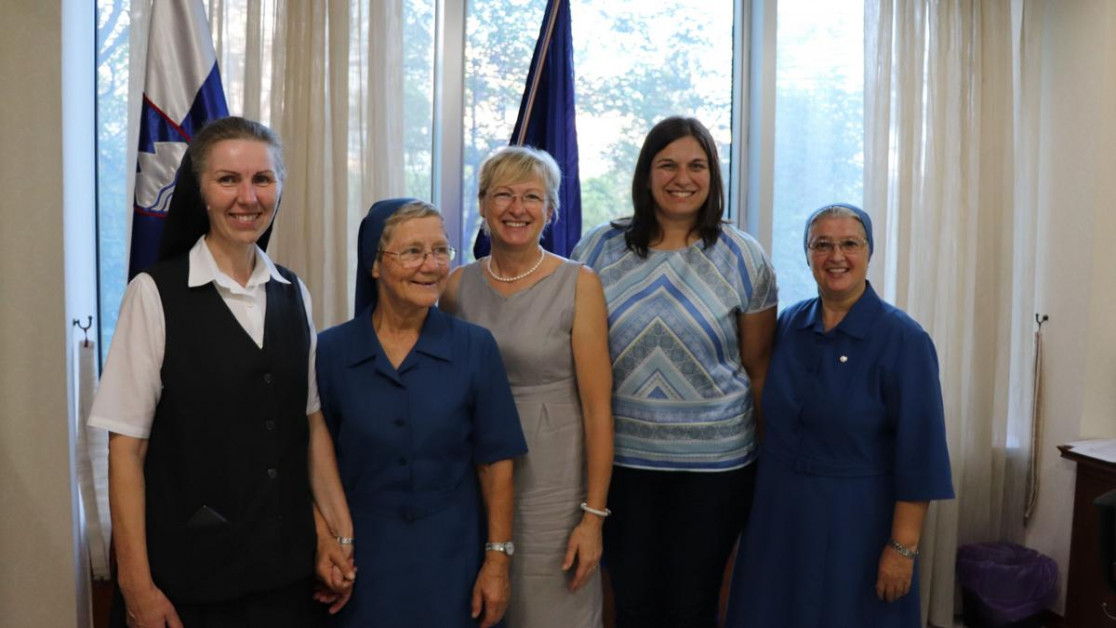 Na slovenskem veleposlaništvu v Albaniji, sestre misijonarke, veleposlanica Lea Stančič in sodelavka Slovenske karitas Jana Lampe