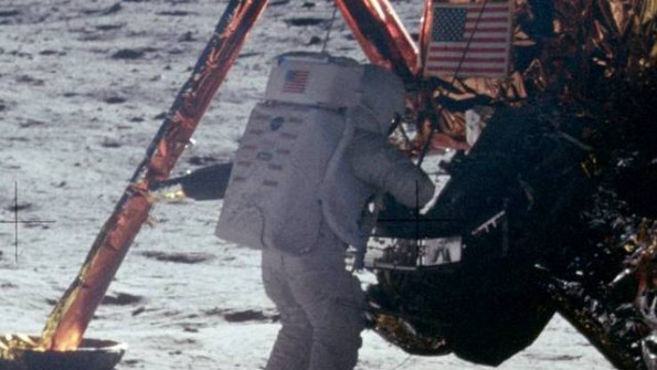 Neil Armstrong na eni redkih fotografij z Luninega površja; foto: Wikipedia