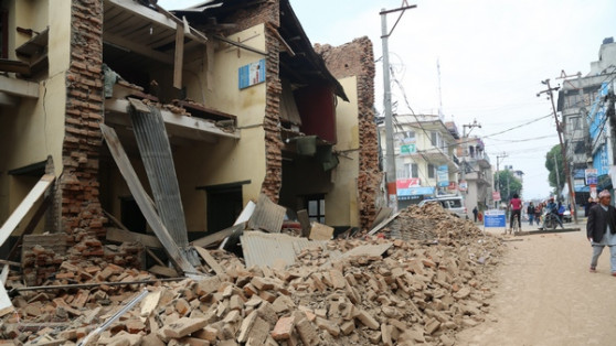 Podrta stavba po potresu v Nepalu
