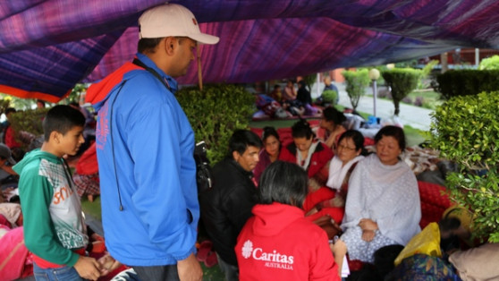 Sodelavci mreže Karitas pomagajo prizadetim po potresu v Nepalu; foto: Karitas