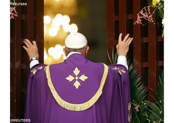 Papež odpira sveta vrata