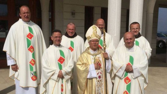 Duhovniki jubilanti na srečanju na Zaplazu