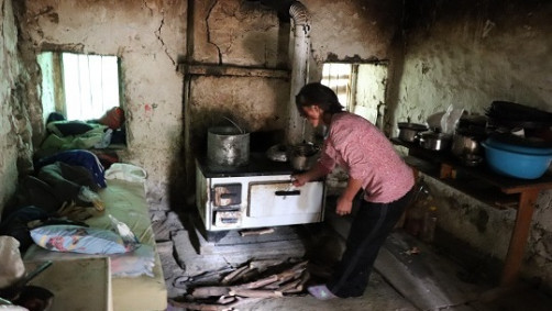 Kuhinja družine, ki ji je Karitas zagotovila pralni stroj