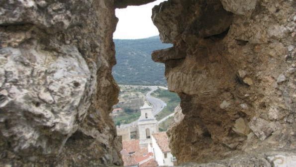 Pogled na zvonik katedrale skozi lino grajskega obzidja