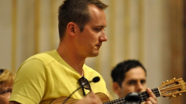 Ubrano petje radijcev je spremljal Miha Gorše na ukulele