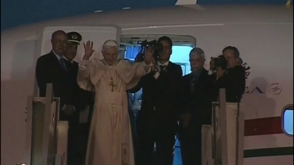 Papež vstopa v libanonsko letalo