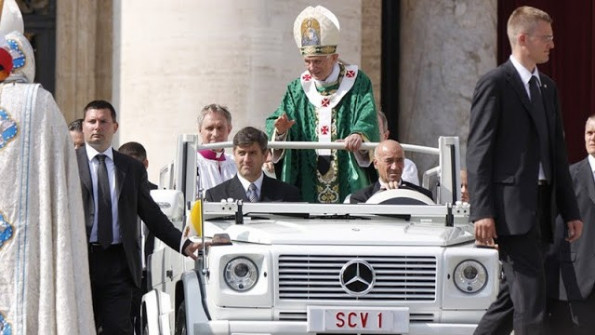 Papež v papamobilu
