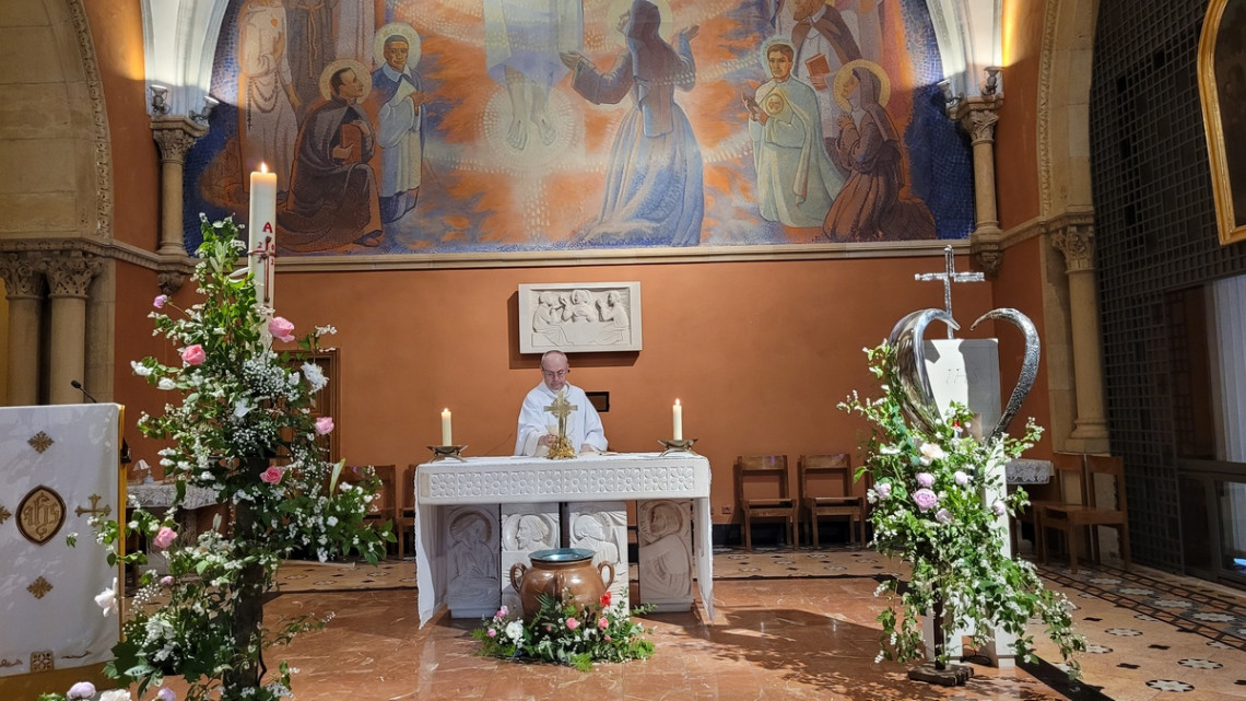 Maša v kapeli prikazovanj v Paray le Monialu, kjer je živela sv. Marjeta Marija Alacocque