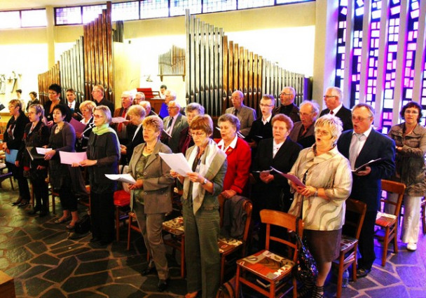 Pevci sodelujeo pri slovesnem evharističnem bogoslužju