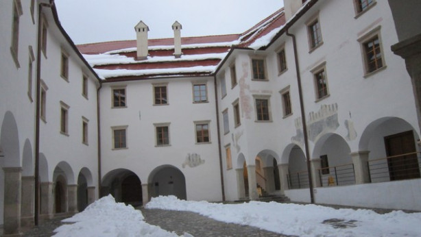 Grad Rajhenburg - Notranjost gradu je po prenovi zasijala v beli barvi