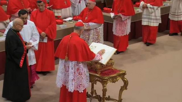 Kardinali prisegajo na Sv. pismu
