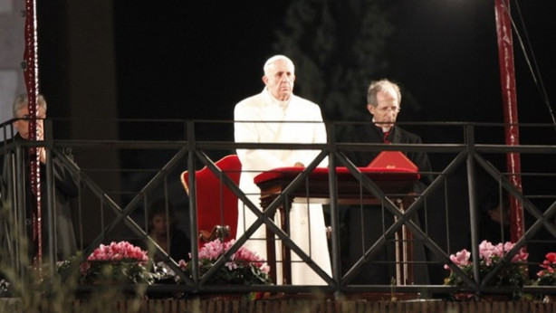 Papež Frančišek na križevem potu v koloseju