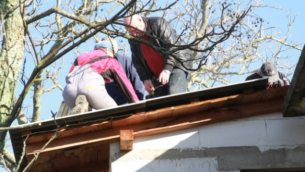Pomoč pri pokrivanju strehe