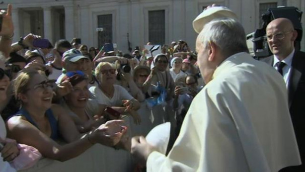 Papež Frančišek je zamnejal pokrivalo