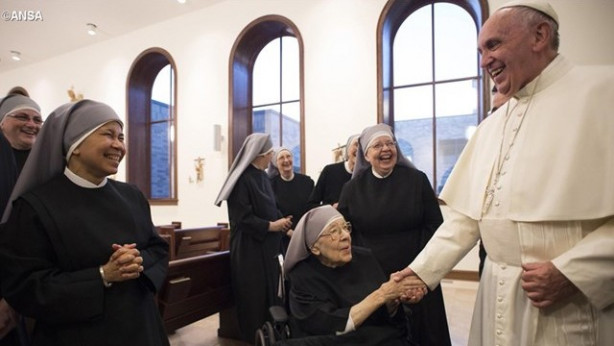 Papež z Malimi sestrami ubogih