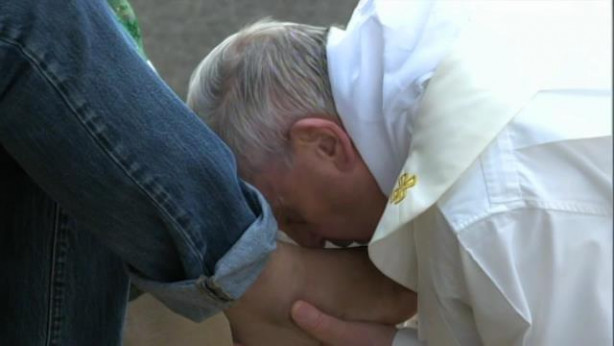 Papež Frančišek med obredom umivanja nog prosilcem za azil