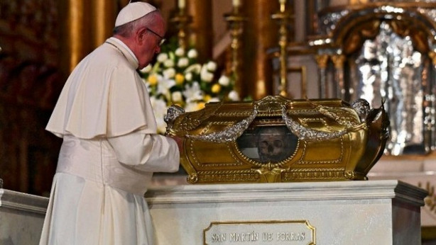 Papež molil pred relikvijami perujskih svetnikov
