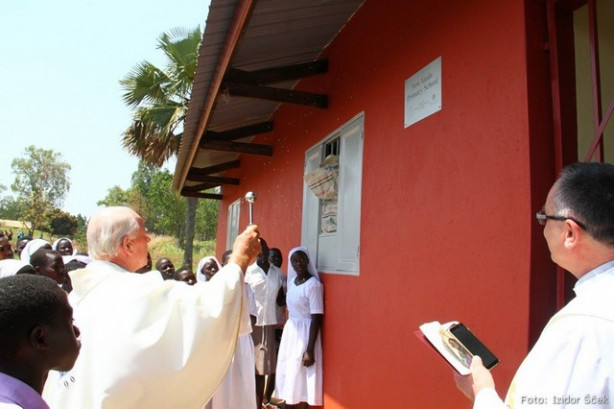Blagoslov šole na misijonu Atede v Ugandi