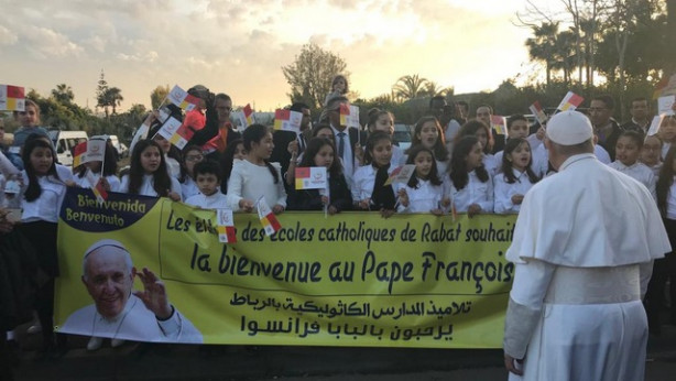 Srečanje z mladimi pred nunciaturo v Maroku