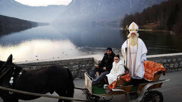 Sprevod sv. Miklavža mimo Bohinjskega jezera