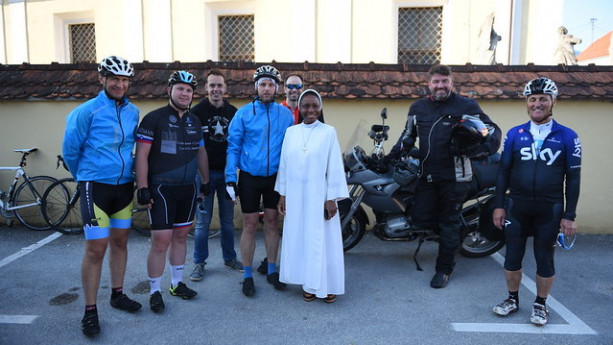 V baziliki Matere Božje v Petrovčah so kolesarje pozdravile tudi sestre dominikanke