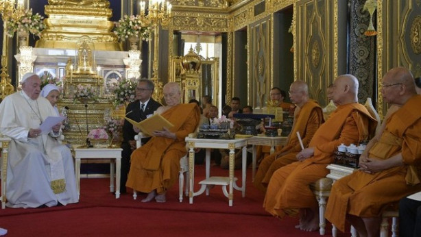 Papež v budističnem templju na Tajskem