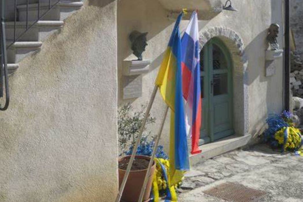 Pročelje rojstne hiše Josipa Abrama v Štanjelu kasita doprsna kipa Tarasa Ševčenka in Ambrama