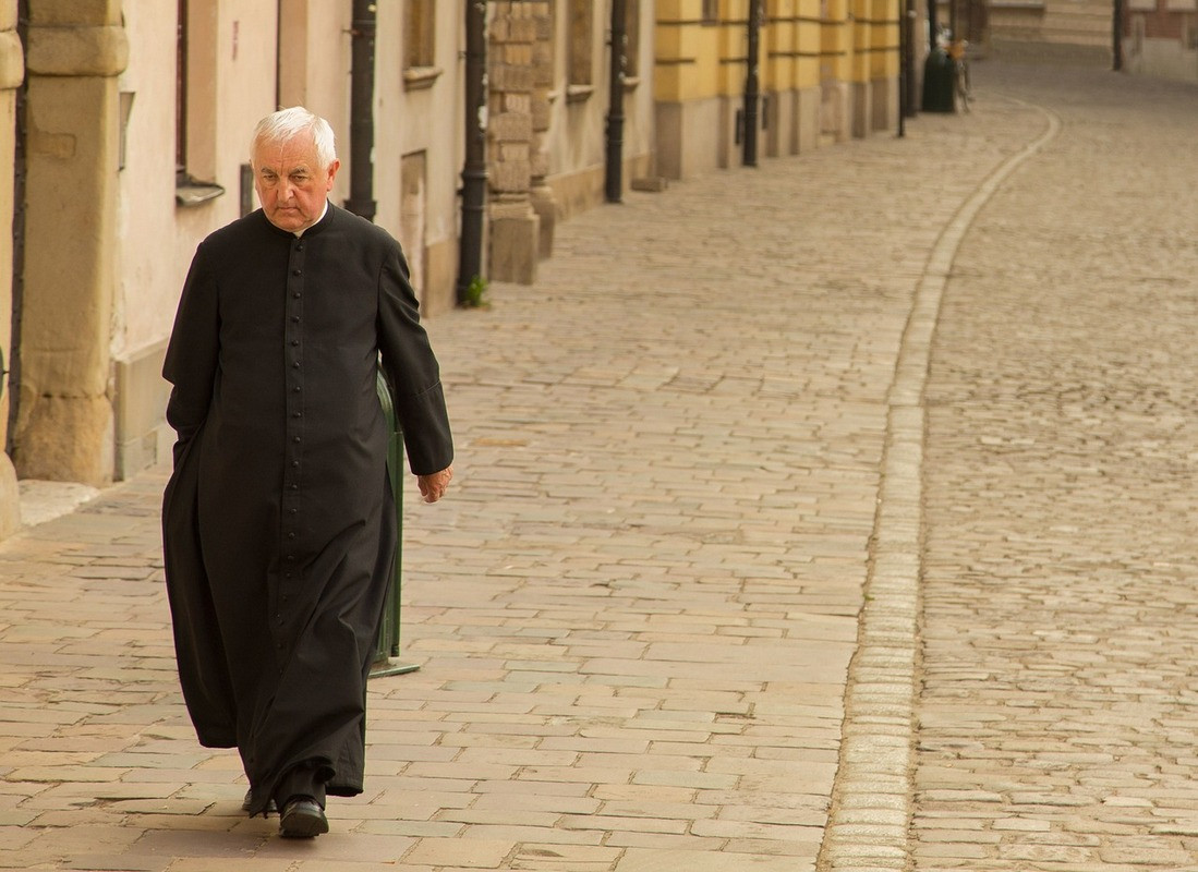 Duhovnik na praznih mestnih ulicah