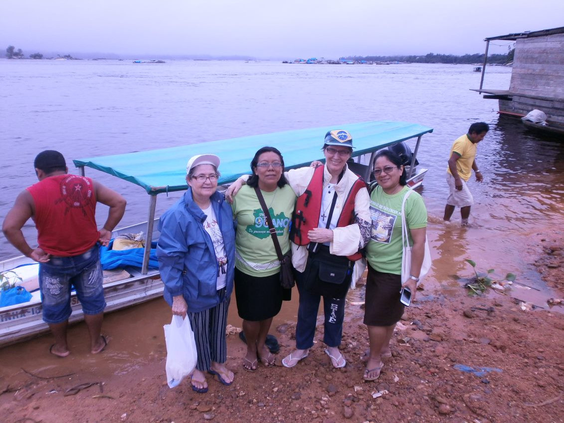 S. Agata Kociper s sosestrami na obali Amazonke
