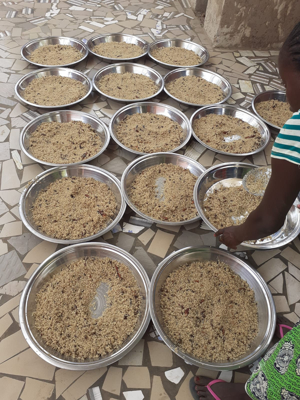 Priprava obroka v šolski jedilnici na misijonu v Senegalu