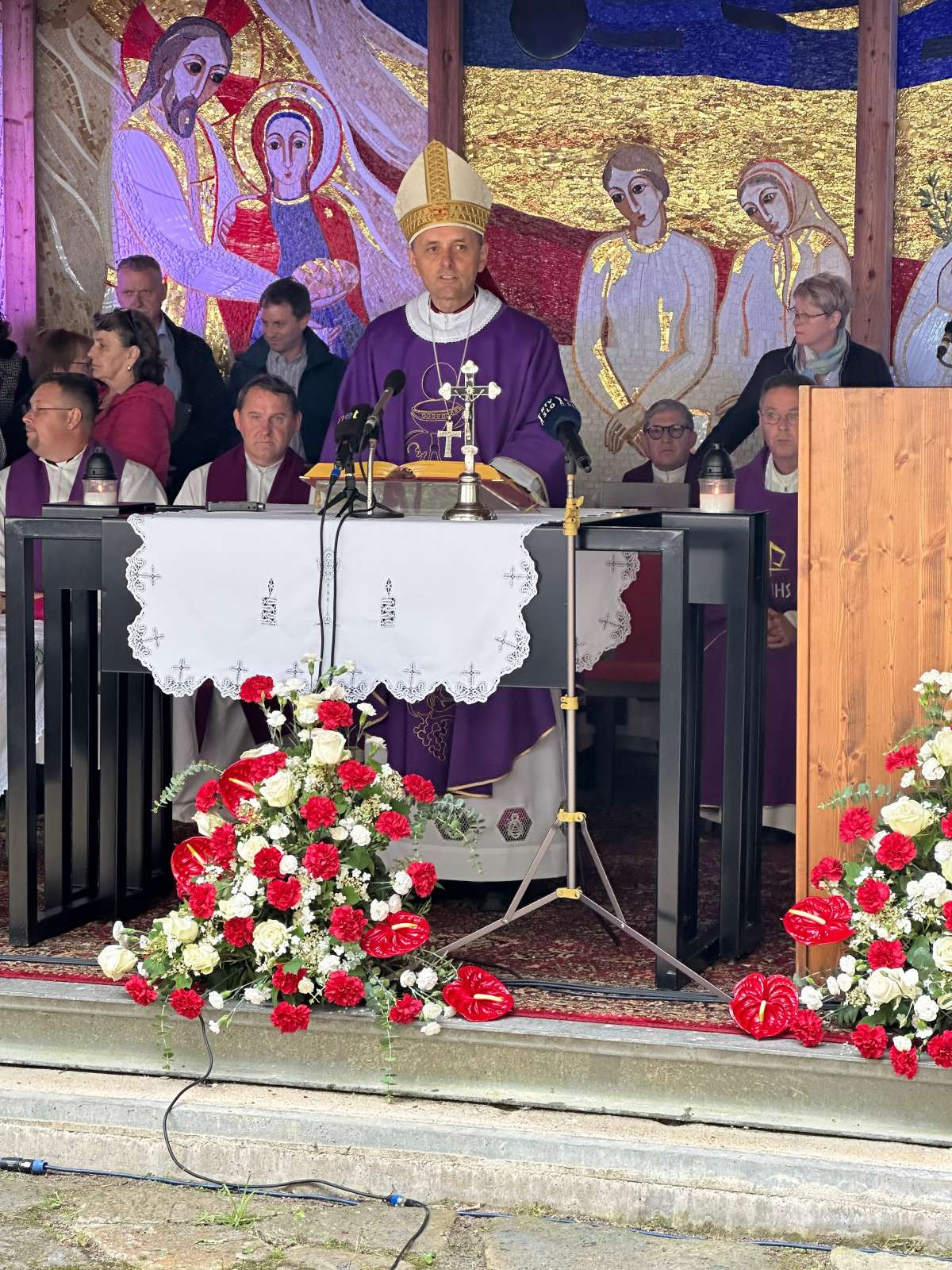 Škof Andrej Saje