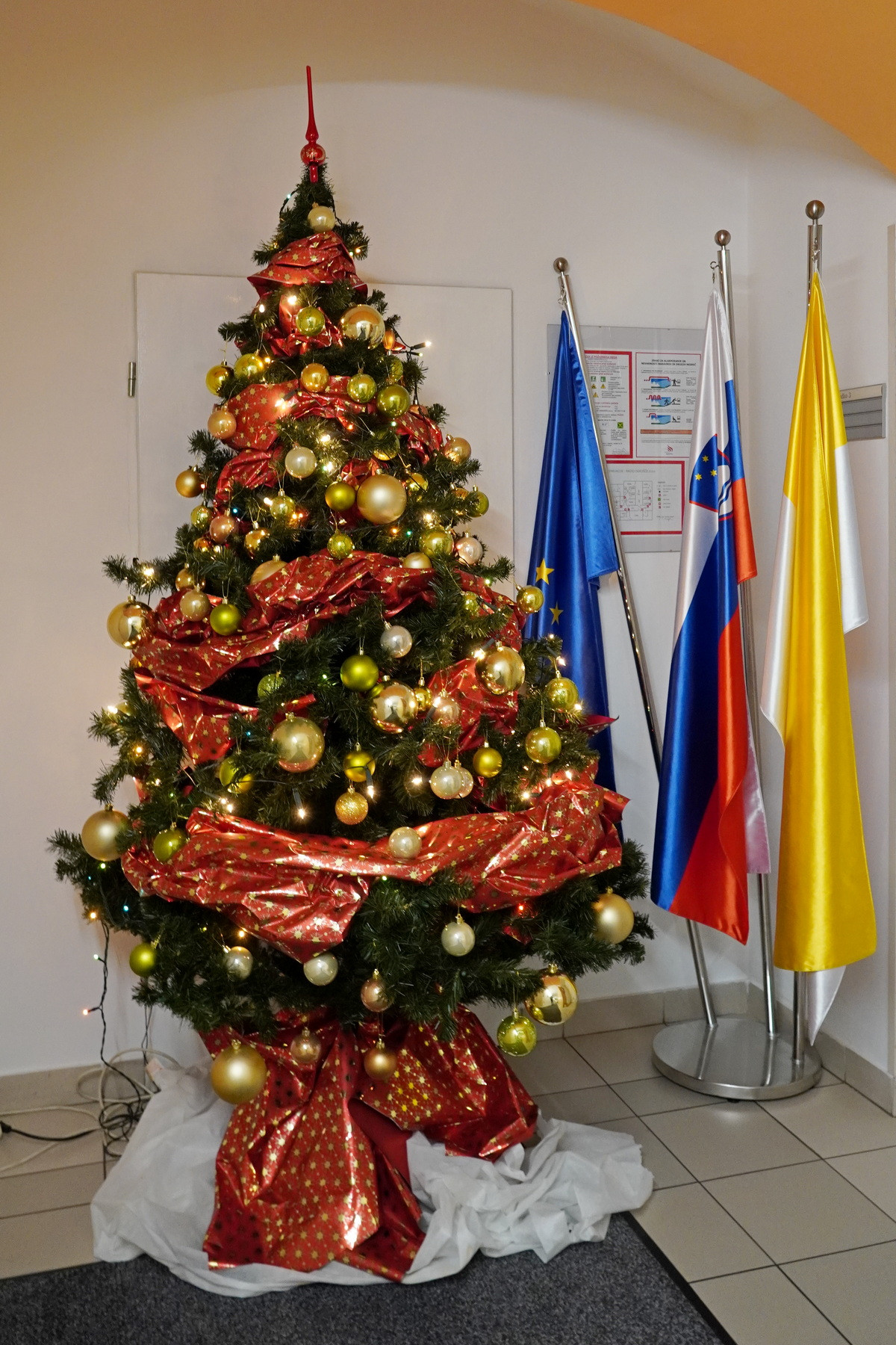 Božično drevo pri evropski, slovenski in vatikanski zastavi