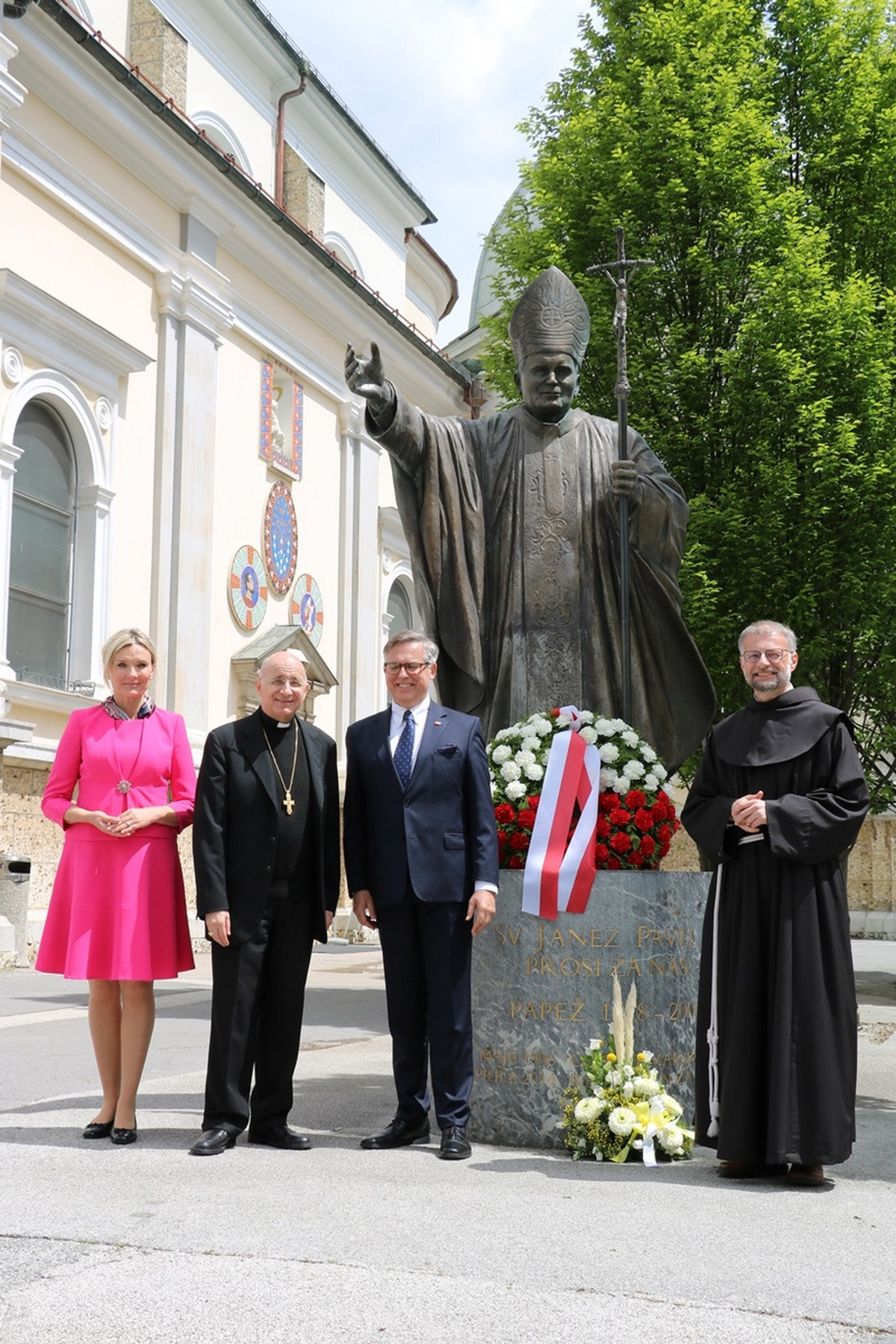 Poljski veleposlanik s soprogo, nuncij in rektor svetišča na Brezjah
