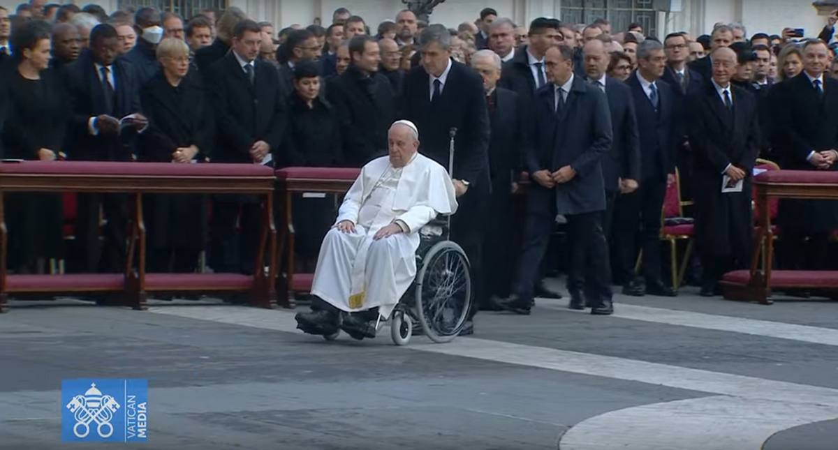 Prihod papeža Frančiška, v ozadju tudi slovenska predsednica Nataša Pirc Musar s soprogom