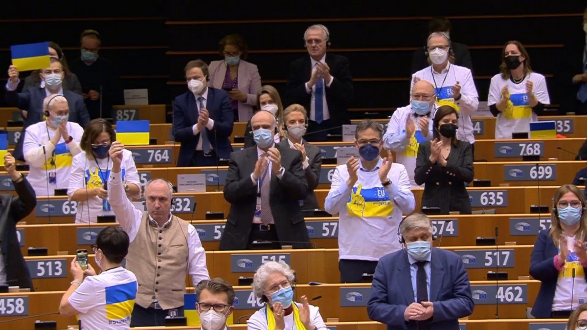 EU poslanci so stoje izrazili spoštovanje Zwwelenskemu in Ukrajincem